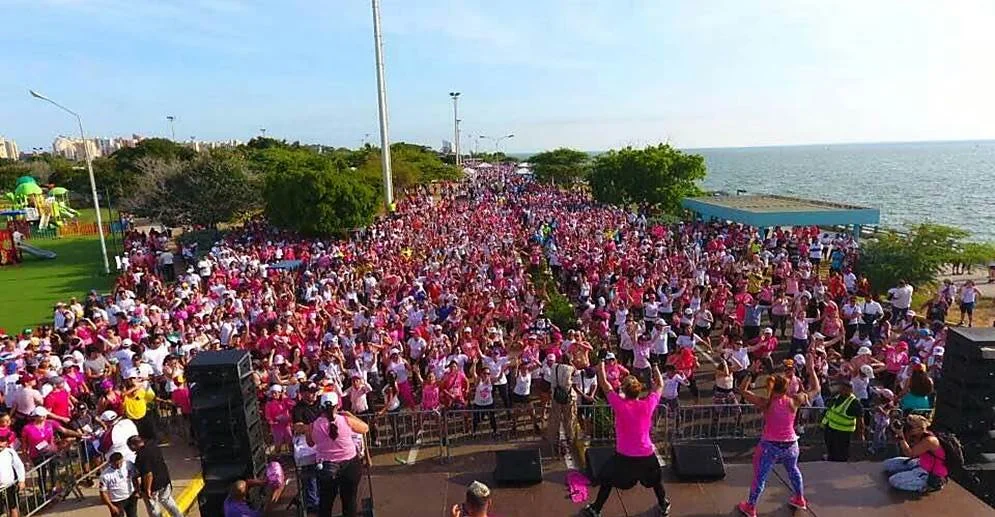 Miles de personas vestidas de rosa en la Caminata por la Vida de FAMAC, en la Vereda del Lago de Maracaibo