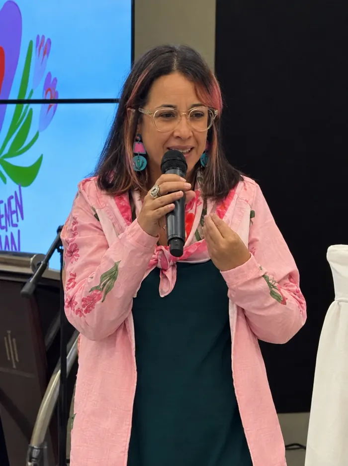 La muralista Paola Rosales (PaoPao) presentando el arte de la campaña