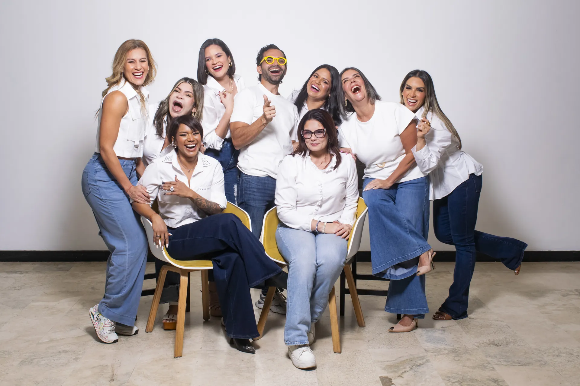 El Team Rosa 2026: nueve embajadores de FAMAC sonriendo juntos, vestidos de blanco y jean